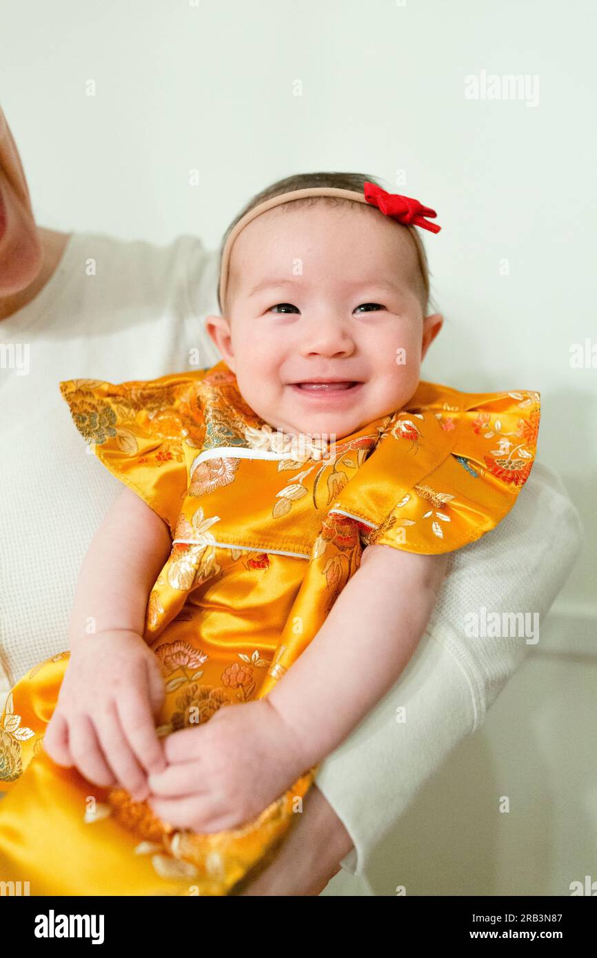 Bébé fille portant robe traditionnelle chinoise pour occasion spéciale Banque D'Images