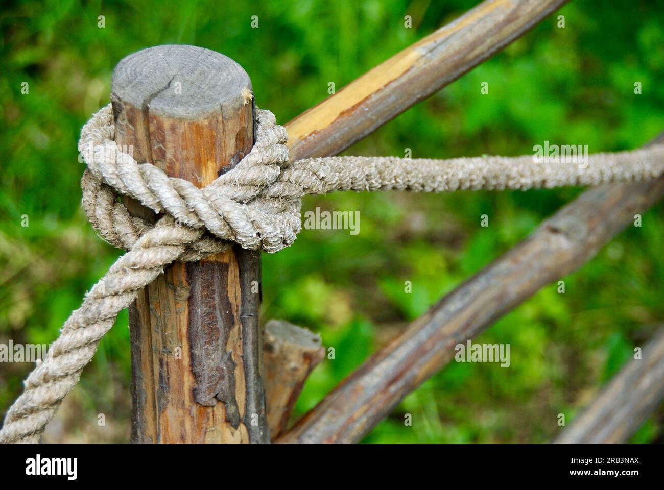 Corde attachée avec un crochet de girofle autour d'un poteau de clôture. Banque D'Images
