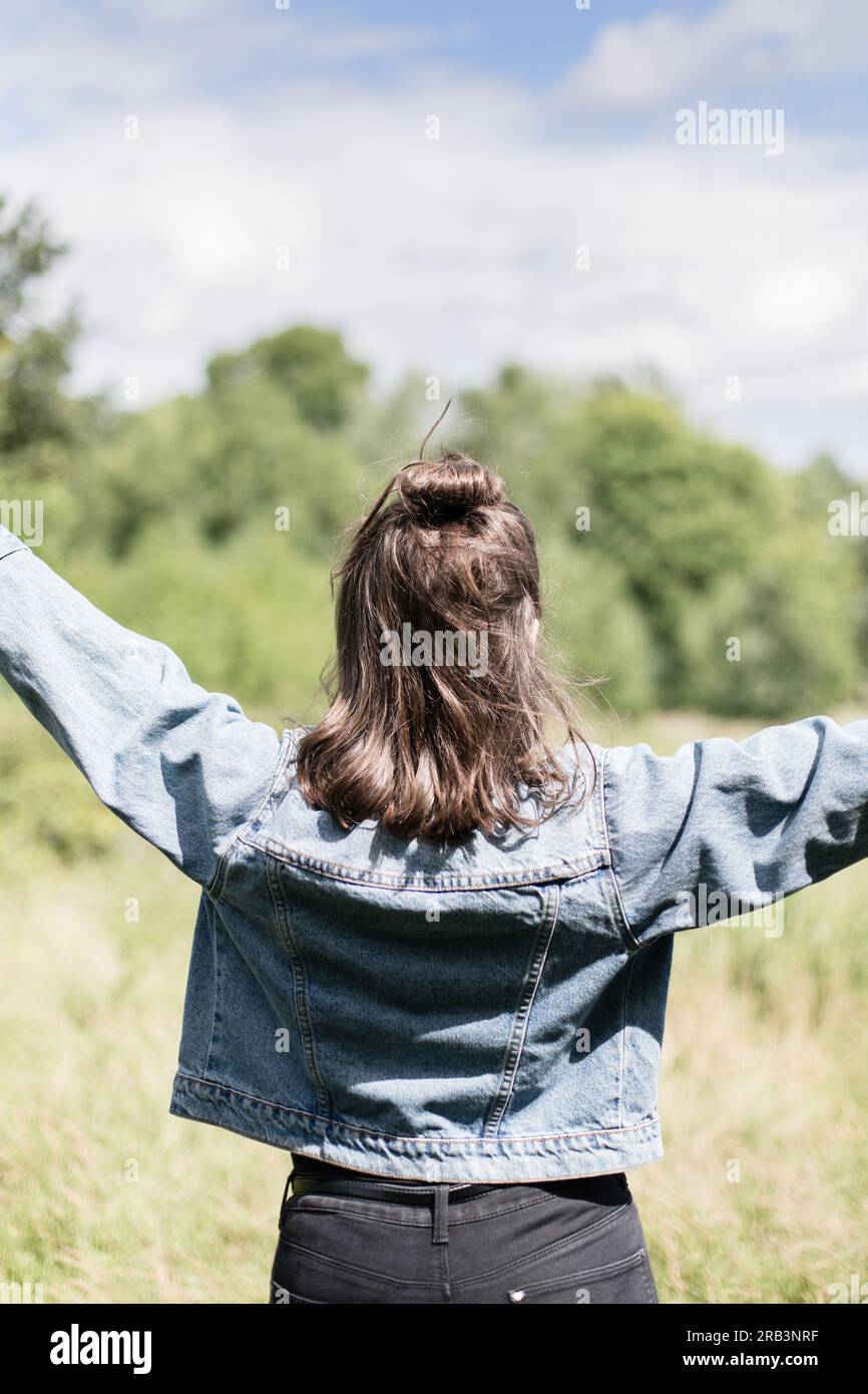 Fille portant une veste en denim vintage Banque D'Images