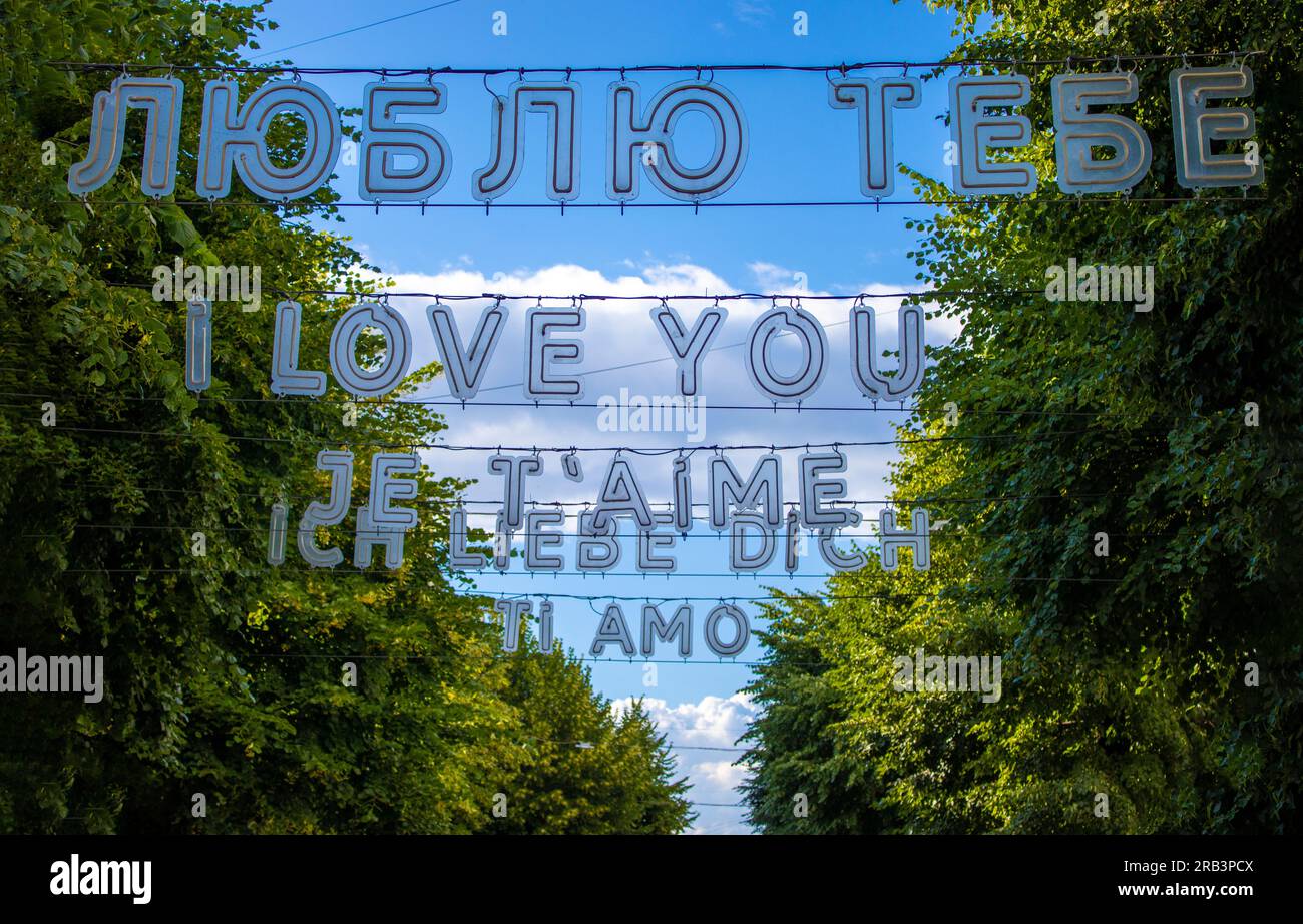 Zhytomyr, Ukraine, 28 juin 2023 : l'Inscription Je t'aime dans le parc en différentes langues. Le concept d'amour, de romance et de Saint-Valentin. Banque D'Images