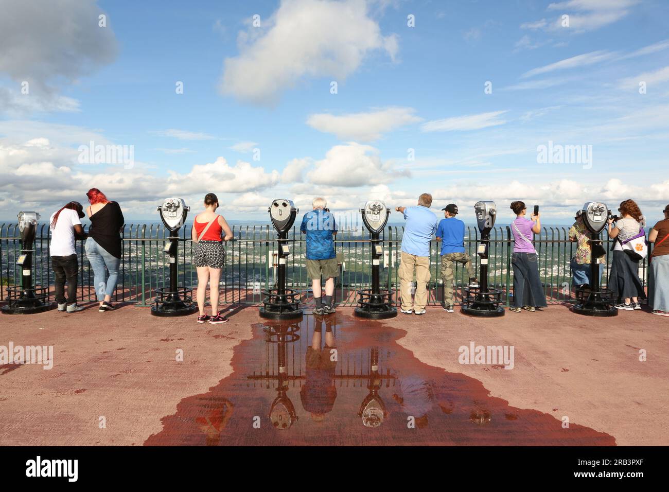 Visiteurs profitant de la vue au sommet de Lookout Mountain Banque D'Images