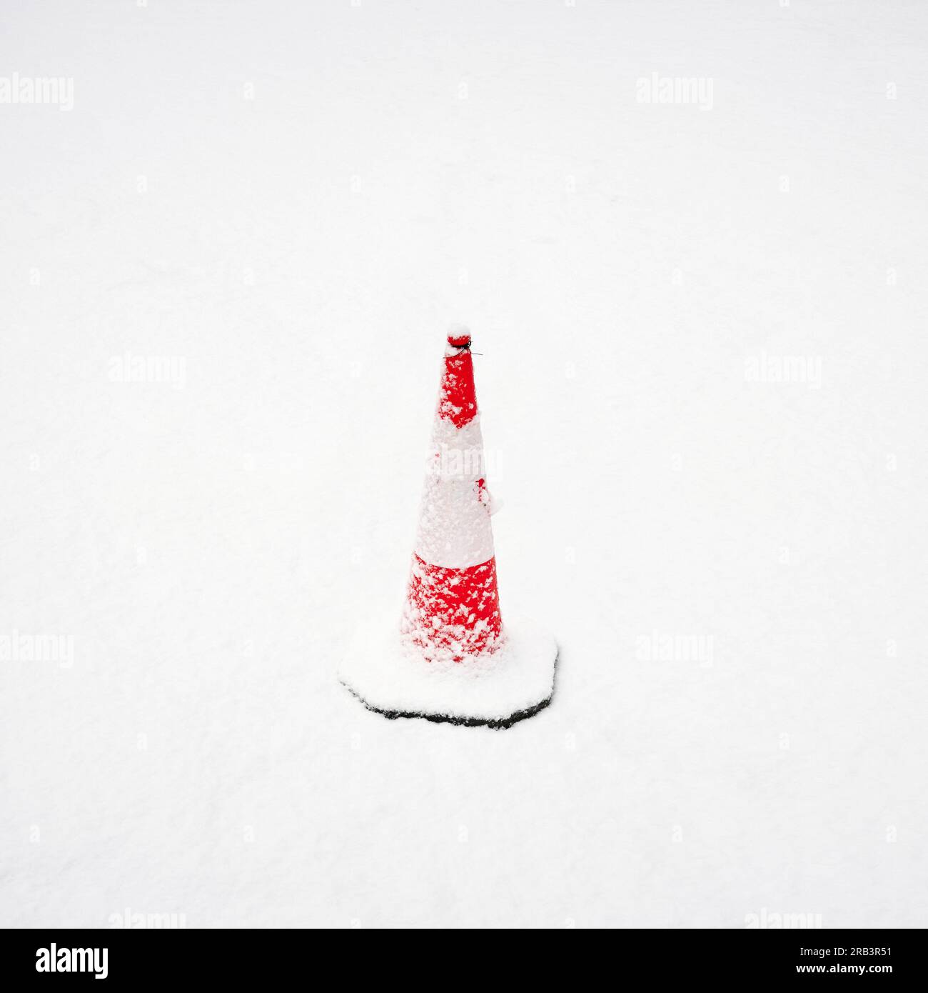 Cône de signalisation recouvert de neige Banque D'Images