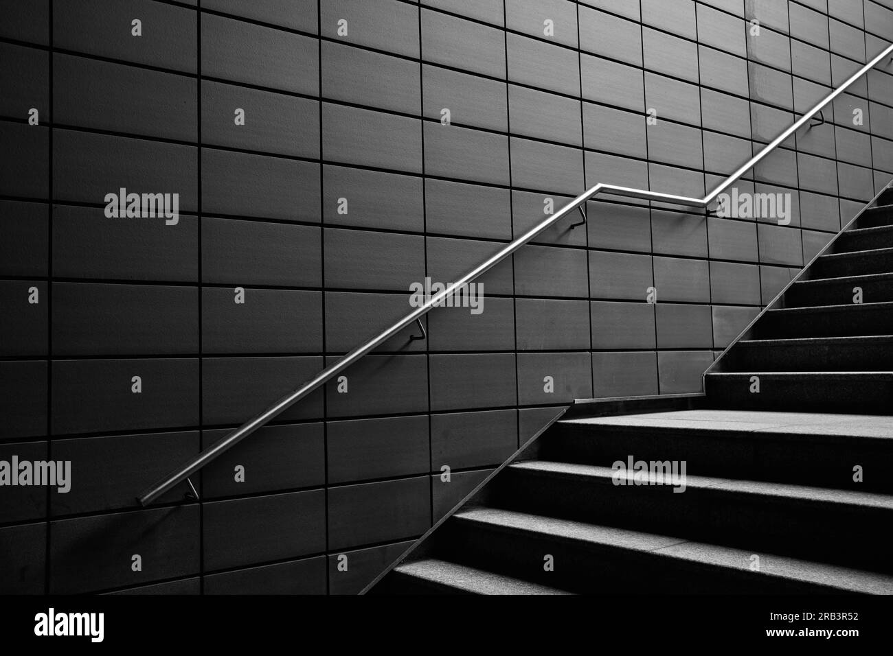 Escalier noir avec balustrade en métal Banque D'Images