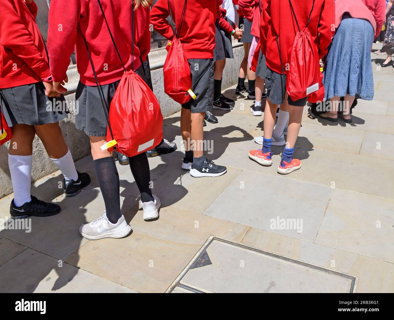 Londres, Royaume-Uni. Enfants non identifiés en uniforme scolaire lors d'une visite. Banque D'Images
