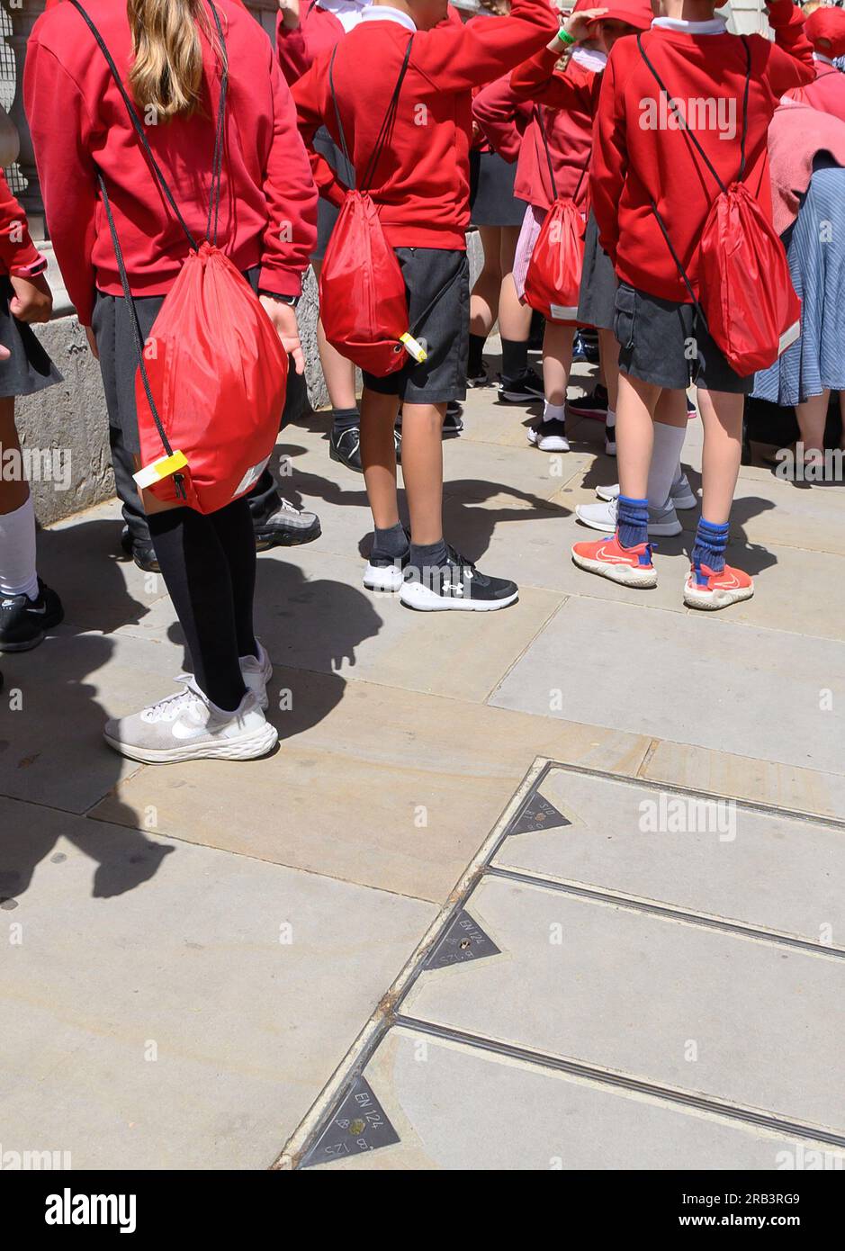 Londres, Royaume-Uni. Enfants non identifiés en uniforme scolaire lors d'une visite. Banque D'Images