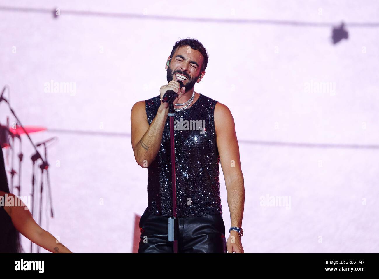 Turin, Italie. 05 juillet 2023. Le chanteur italien Marco Mengoni se produit sur la scène du stade olympique avec sa tournée italienne 'Mengoni negli stadi 2023' à Turin (photo Bruno Brizzi/Pacific Press/Sipa USA) crédit : SIPA USA/Alamy Live News Banque D'Images