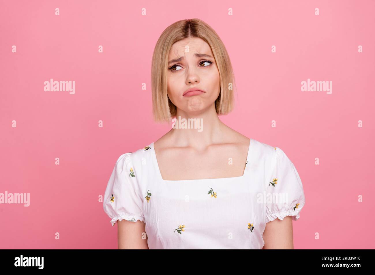 Photo de portrait de jeune fille déprimée drôle pleurant humeur négative conflit de querelle triste regarder l'espace vide isolé sur fond de couleur rose Banque D'Images