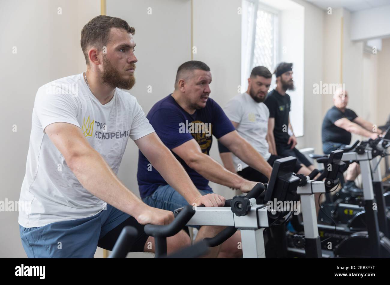 Un groupe d'athlètes handicapés à la suite de blessures de guerre sont vus faire du vélo sur des vélos d'exercice. Entraînement et préparation des athlètes handicapés pour les Jeux Invictus internationaux Dusseldorf 2023, 9-16 septembre 2023. Les Jeux Invictus sont des compétitions sportives internationales de style paralympique. Les Jeux Invictus sont conçus pour offrir de nouvelles possibilités aux militaires et aux vétérans qui ont payé le sacrifice ultime et qui ont été blessés, blessés ou malades dans l’exercice de leurs fonctions sur le champ de bataille. Les Jeux Invictus en Ukraine soutiennent les militaires et les vétérans ukrainiens sur leur chemin Banque D'Images