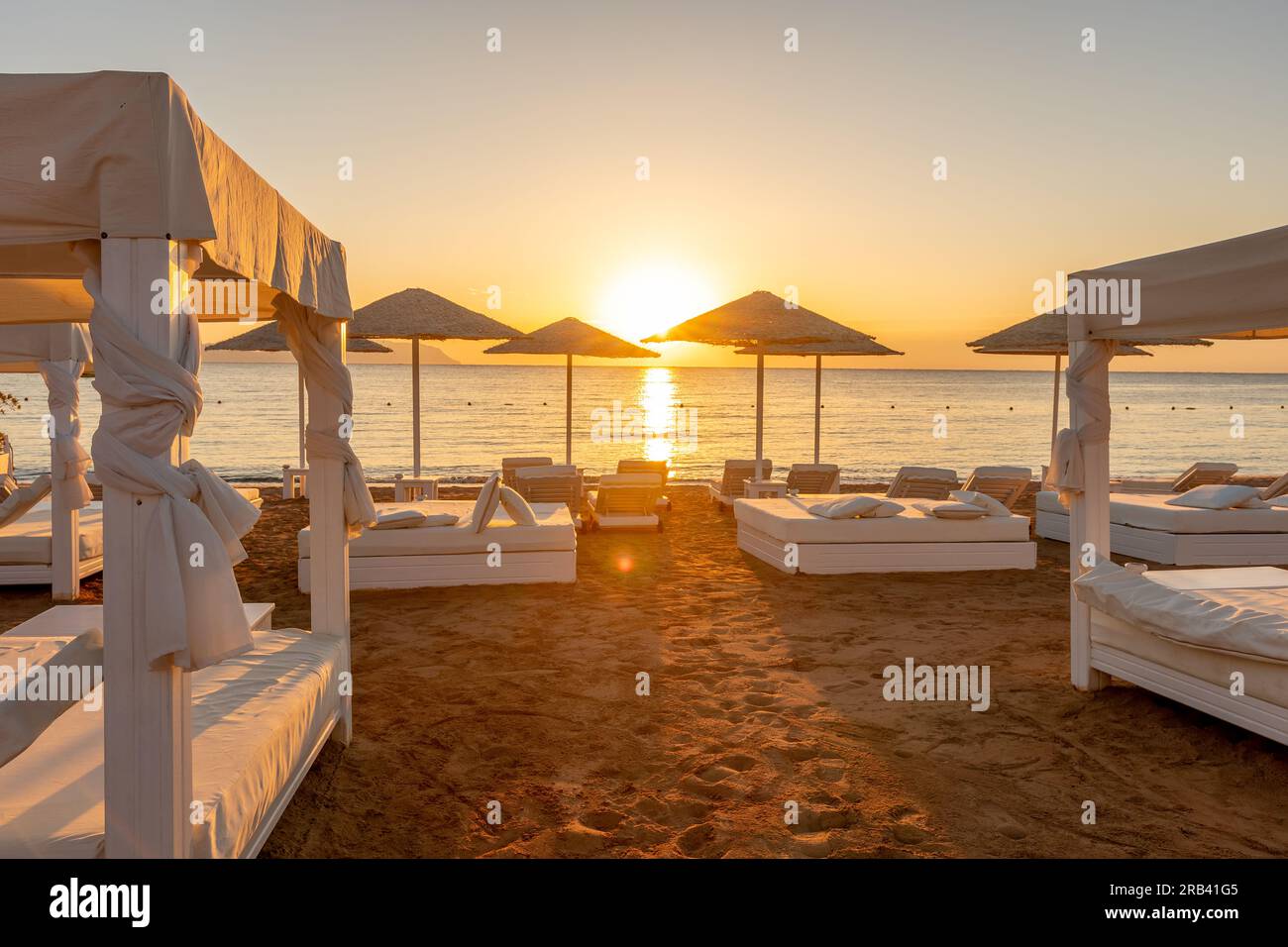 Magnifique coucher de soleil ou lever de soleil sur la plage. Banque D'Images