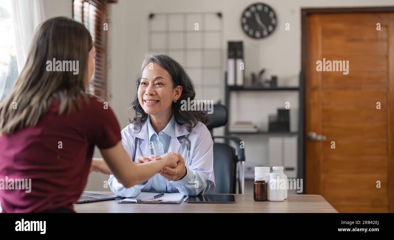 Portrait d'un médecin asiatique encourageant les patients, concept de stress, dépression, anxiété Banque D'Images