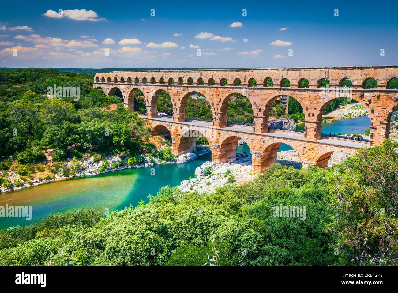 Pont du Gard, France. Ancien aqueduc à trois niveaux, construit à l'époque de l'Empire romain sur la rivière Gardon. Provence, destination touristique, journée ensoleillée d'été Banque D'Images