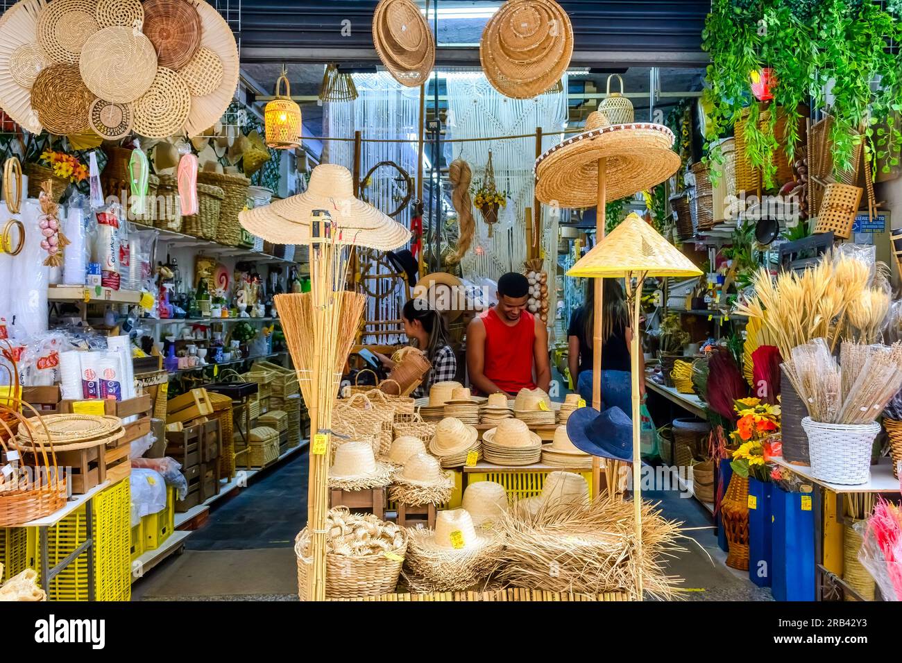 Rio de Janeiro, Brésil - 15 juin 2023 : activité de vente au détail dans la ville. Marchandises et mode de vie des petites entreprises. Banque D'Images