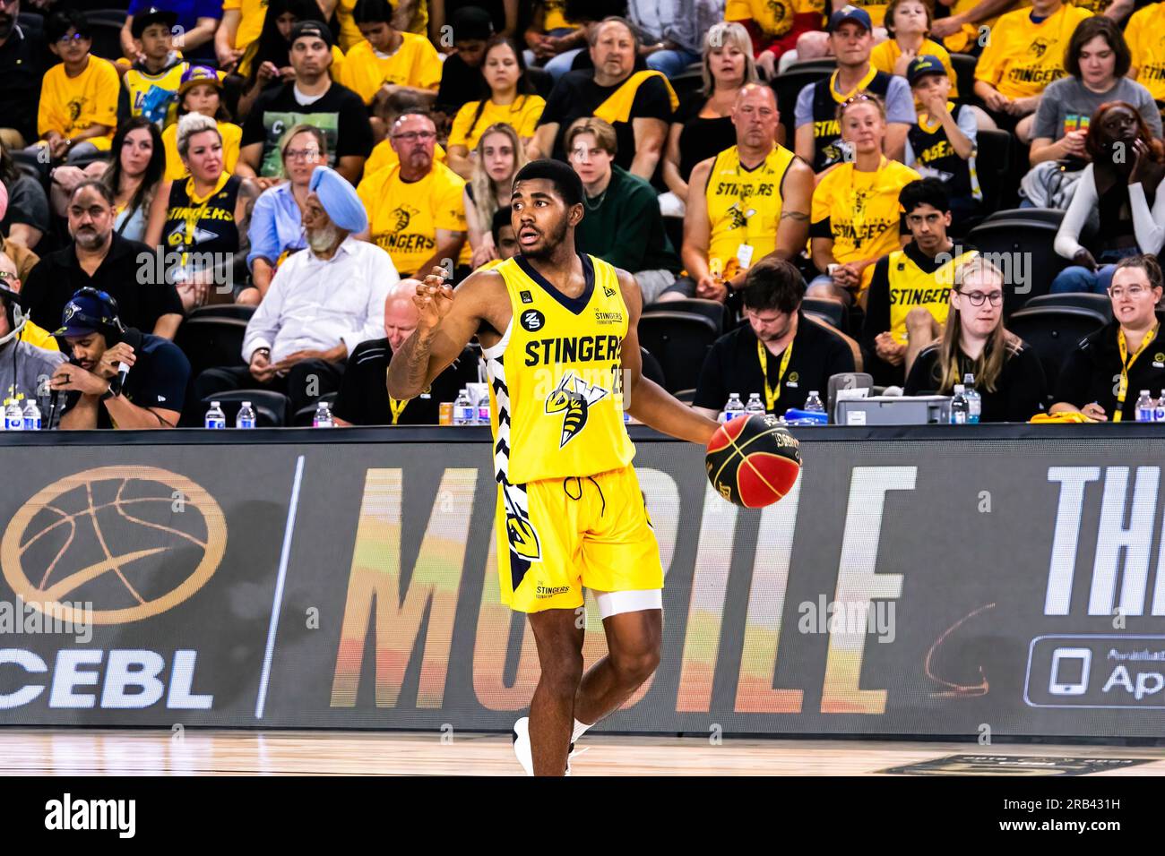 Edmonton, Canada. 05 juillet 2023. Edmonton Stinger (26) Geoffrey James (G) dirige la circulation sur le sol lors de l'action de la CEBL en 2023 lors du match 3 de la bataille de l'Alberta. Calgary Surge 83 - 91 Edmonton Stingers crédit : SOPA Images Limited/Alamy Live News Banque D'Images