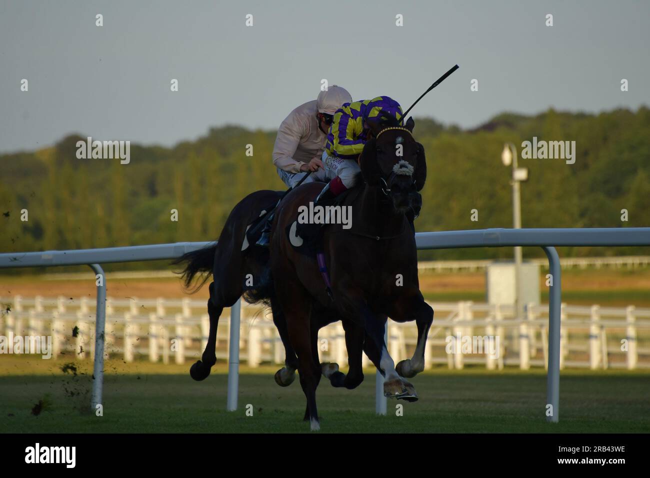 Newbury, Royaume-Uni. 6 juillet 2023. OISIN Murphy (casquette bleue et jaune) remporte les TPT Fire handicap Stakes 20,25 à bord du Finest leader au Newbury Racecourse, Royaume-Uni. Crédit : Paul Blake/Alamy Live News. Banque D'Images