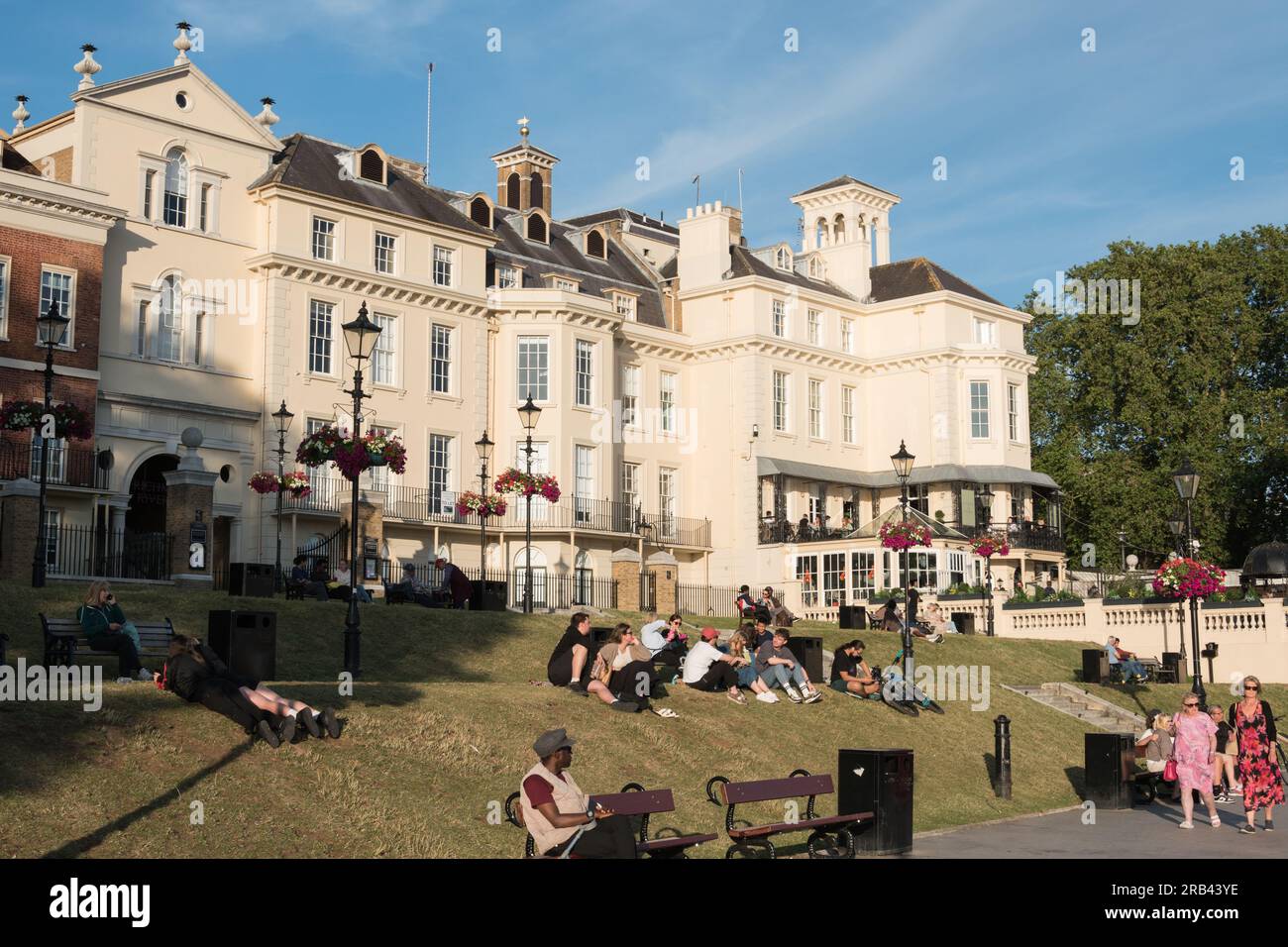 Les gens se détendent devant le Pitcher & Piano surplombant la Tamise, Richmond upon Thames, Londres, Angleterre, Royaume-Uni Banque D'Images