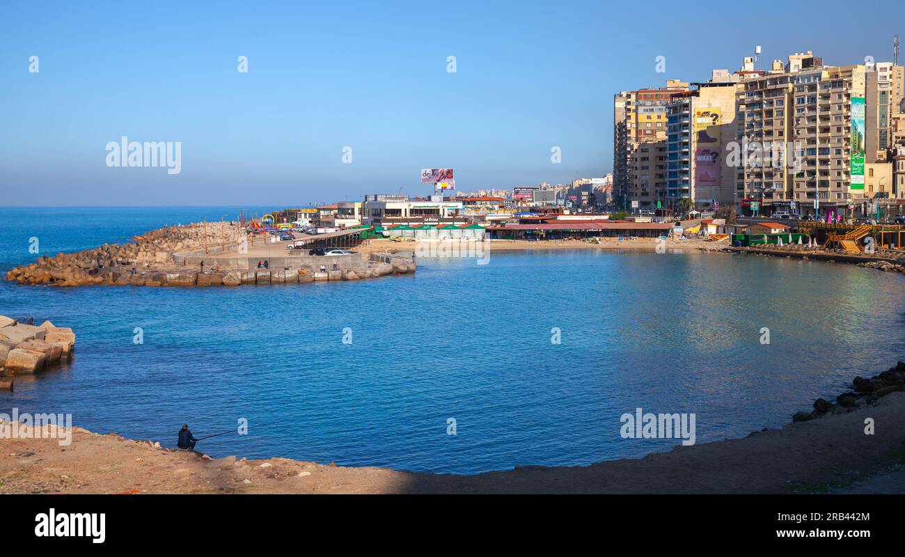 Alexandrie, Egypte - 14 décembre 2018 : Alexandrie vue sur la mer, les gens ordinaires sont sur la côte Banque D'Images