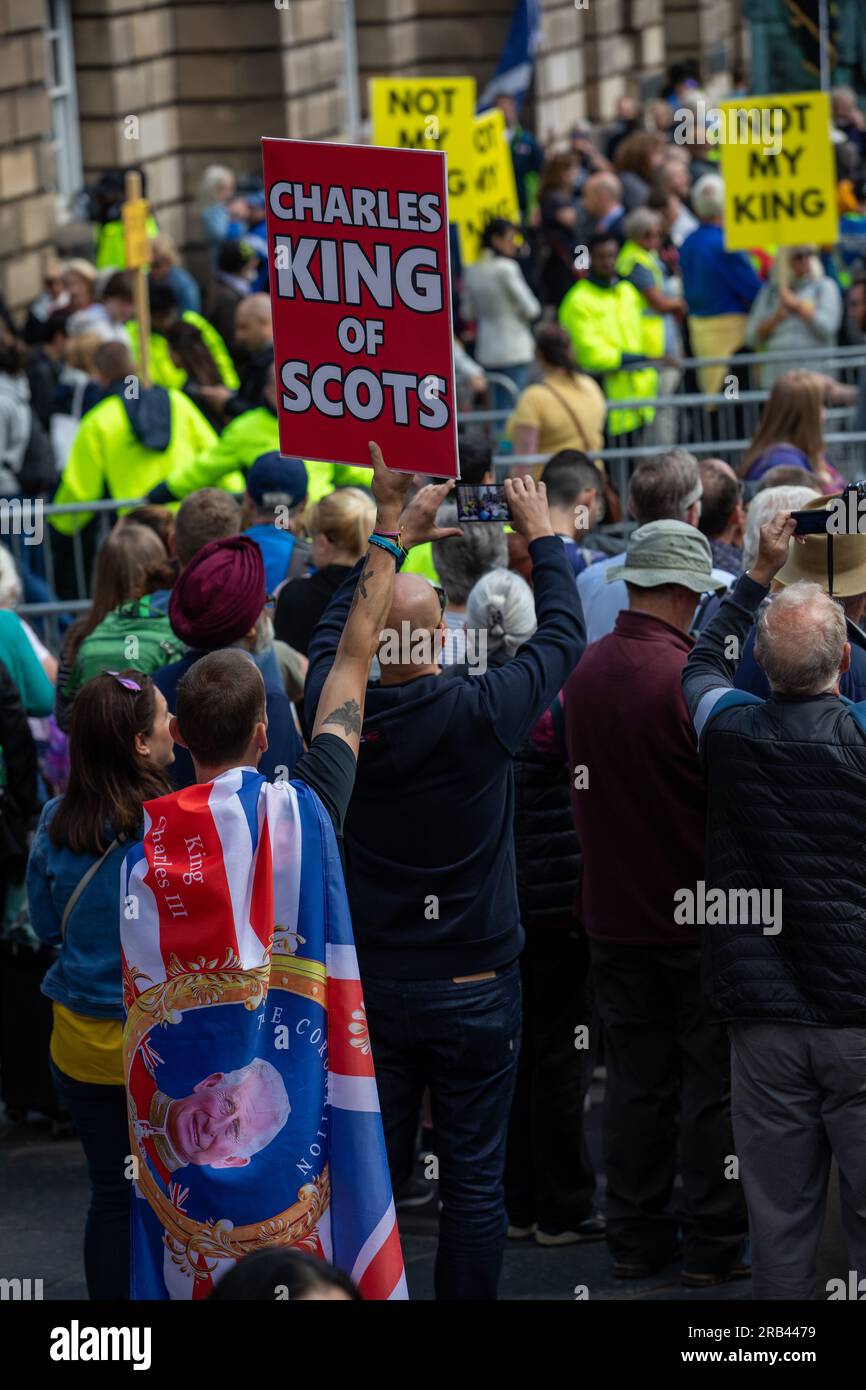 Les pro royalistes et les anti-royalistes se font entendre lors de la visite des rois à Édimbourg en juillet 2023 Banque D'Images