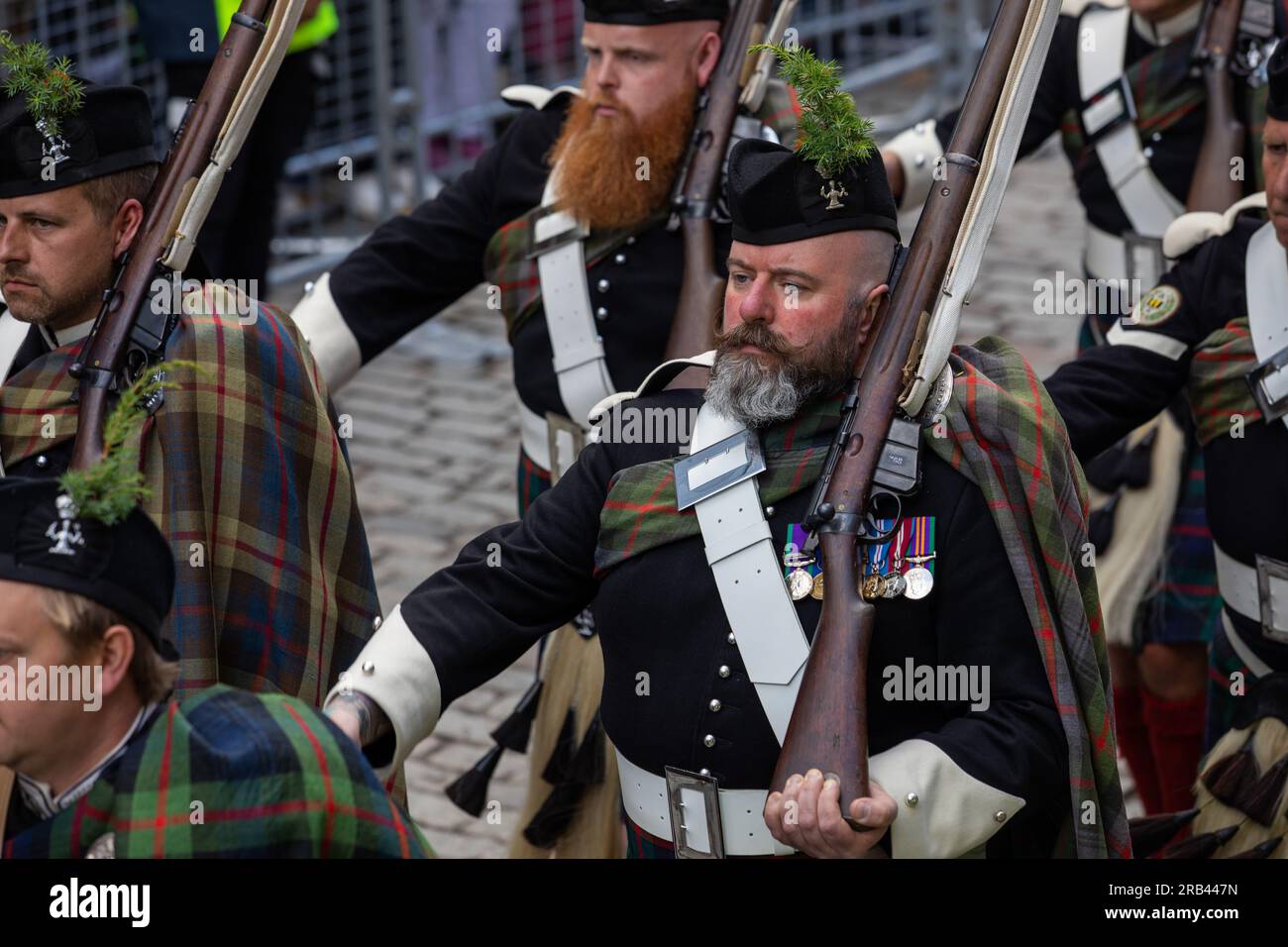 Atholl Highlanders la seule armée privée restant en Europe marchant pendant que le roi reçoit les honneurs d'Écosse, à Édimbourg. Banque D'Images
