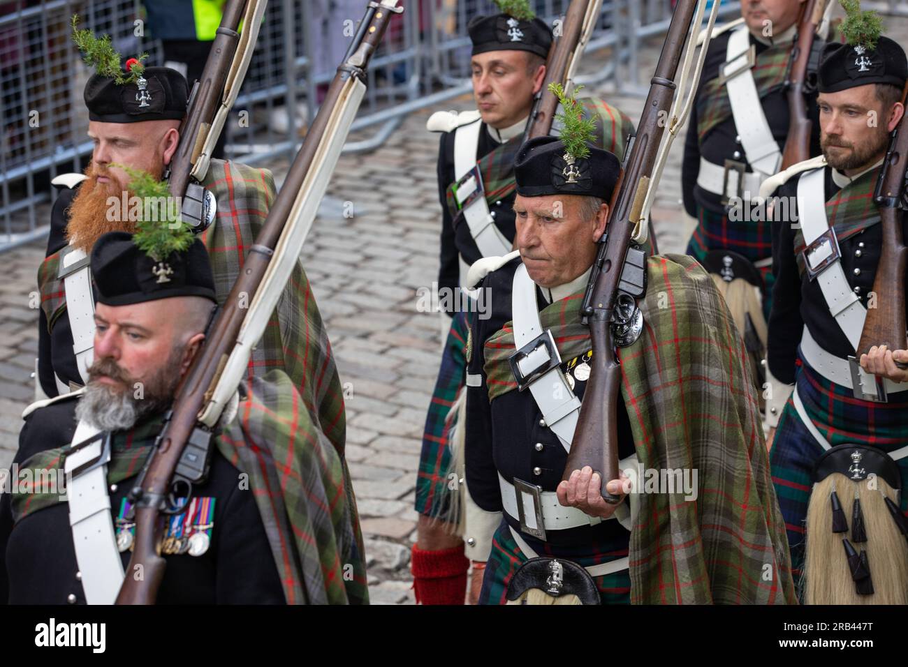 Atholl Highlanders la seule armée privée restant en Europe marchant pendant que le roi reçoit les honneurs d'Écosse, à Édimbourg. Banque D'Images