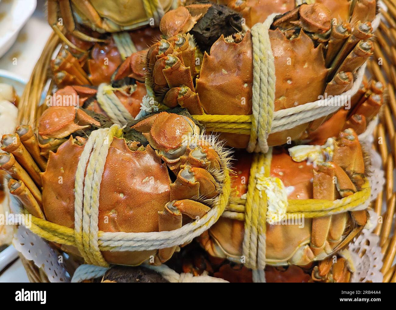 crabe chinois poilu frais cuit à la vapeur sur l'assiette pour manger Banque D'Images