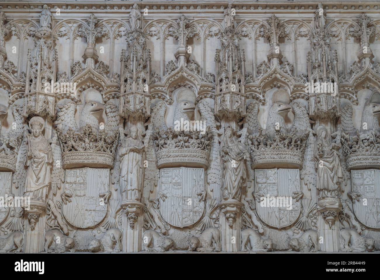 Mur avec des rois catholiques blasons à l'intérieur de l'église dans le monastère de San Juan de los Reyes - Tolède, Espagne Banque D'Images