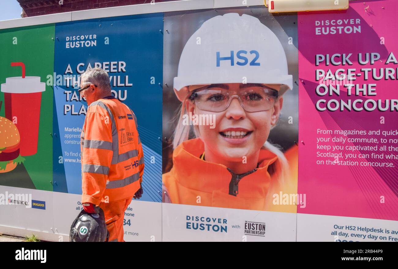 Londres, Angleterre, Royaume-Uni. 7 juillet 2023. Un ouvrier passe devant les panneaux sur le chantier HS2 à la gare Euston. Un rapport a révélé que le gouvernement britannique ''ne sait pas ce qu'il essaie de réaliser'' avec la station HS2 (High Speed 2) Euston, qui fait l'objet d'une construction et d'un réaménagement de plusieurs milliards de livres sterling. Les travaux sur la station ont été interrompus dans un contexte de coûts et d'incertitudes croissants. (Image de crédit : © Vuk Valcic/ZUMA Press Wire/Alamy Live News) USAGE ÉDITORIAL SEULEMENT! Non destiné à UN USAGE commercial ! Banque D'Images