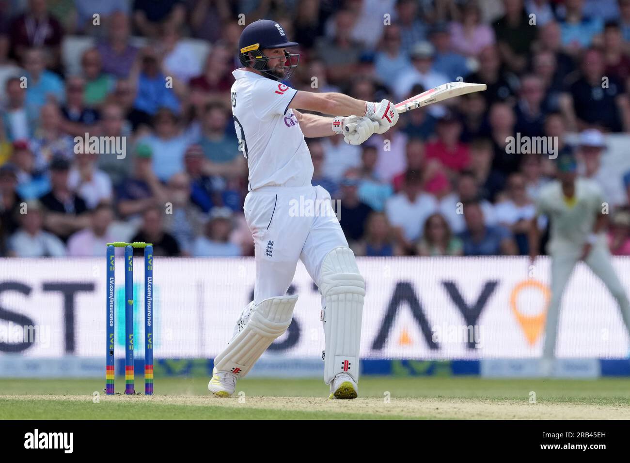 L'Anglais Chris Woakes en action au bâton pendant la deuxième journée du troisième test match Ashes à Headingley, Leeds. Date de la photo : Vendredi 7 juillet 2023. Banque D'Images