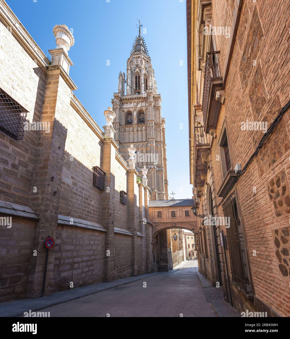 Rue et Tour de la cathédrale de Tolède - Tolède, Espagne Banque D'Images
