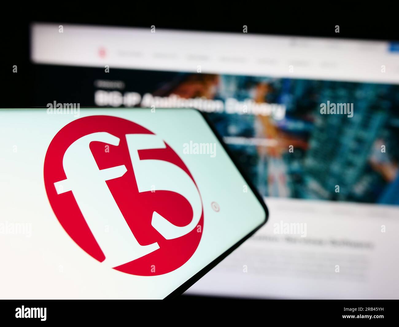 Smartphone avec le logo de la société américaine de sécurité des applications F5 Inc. Sur l'écran devant le site Web. Concentrez-vous sur le centre gauche de l'écran du téléphone. Banque D'Images