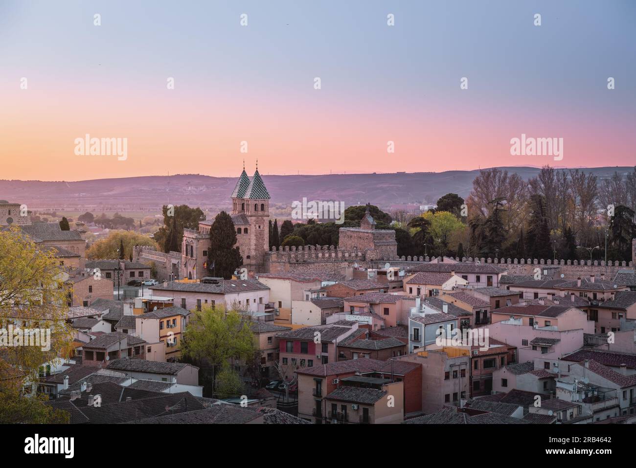 Tolède Skyline au coucher du soleil avec Puerta de Bisagra Nueva Gate - Tolède, Espagne Banque D'Images