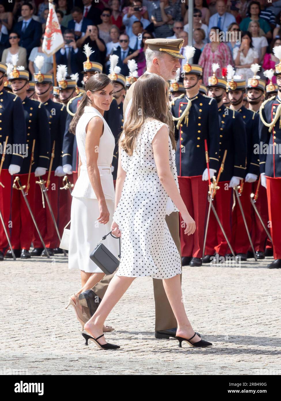 Saragosse. Espagne. 7 juillet 2023. Felipe de Borbón et Letizia Ortiz Rois d'Espagne et la Princesse Leonor de Borbón des Asturies ont présidé à la remise des dépêches royales aux officiers de l'armée espagnole diplômés de l'Académie militaire générale de Saragosse Juan Antonio Pérez / Alamy Live News Banque D'Images