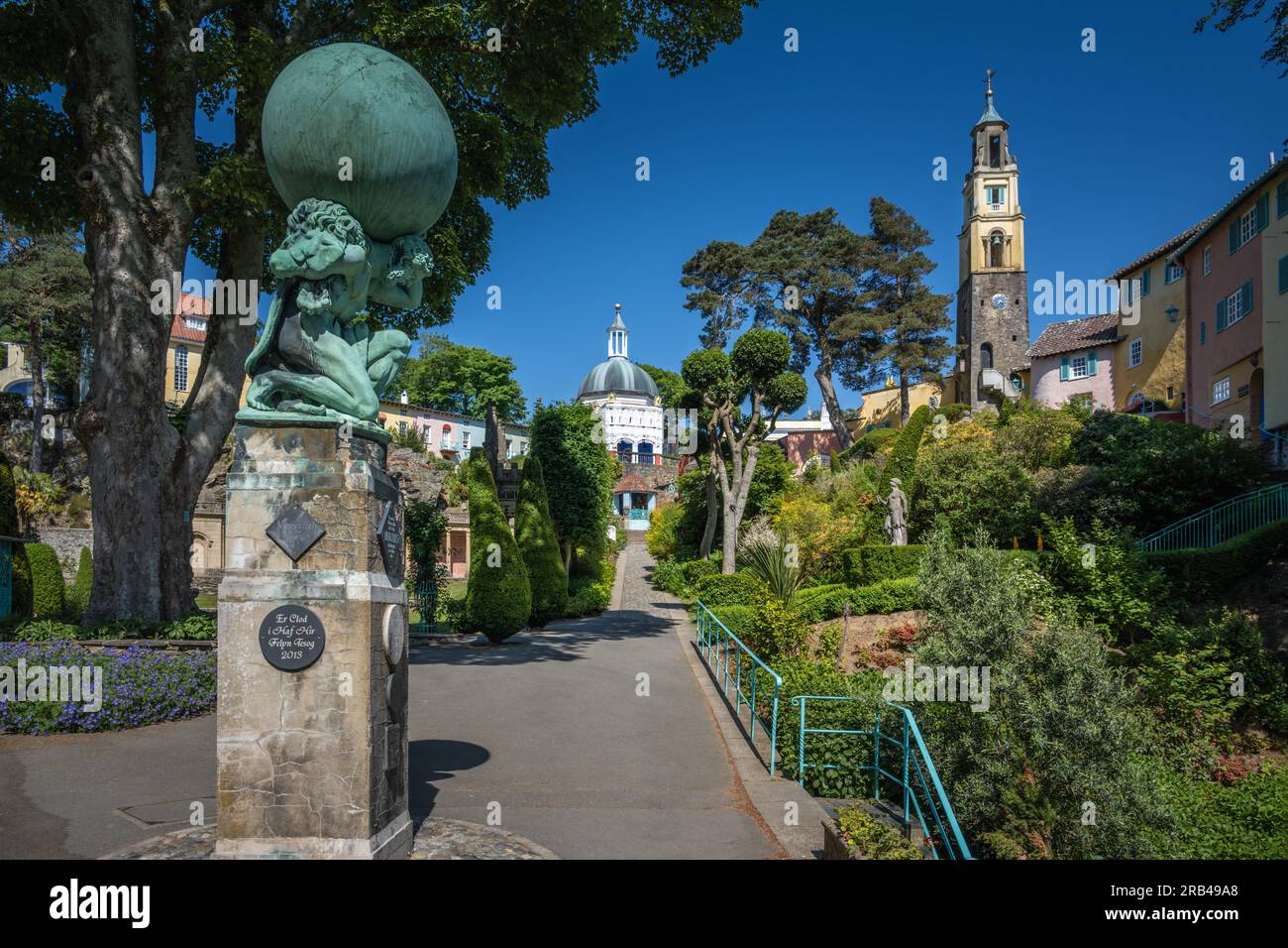 The Bell Tower & Hercules Statue, Portmeirion, North Wales, Royaume-Uni Banque D'Images