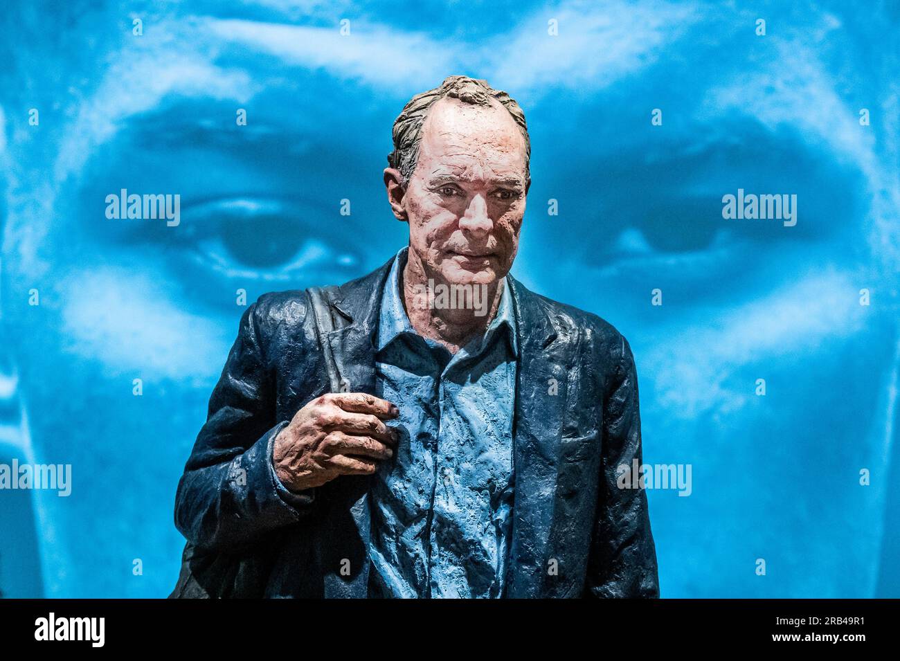Londres, Royaume-Uni. 7 juillet 2023. Sir Tim Berners-Lee de Sean Henry avec projection de portrait de Marcus Rashford derrière - National Portrait Gallery a finalement rouvert après de nombreuses années de travaux de rénovation. Il n'a pas l'air radicalement différent, mais les œuvres ont été re-accrochées et il y a un nouvel espace dans certaines galeries étendues. Crédit : Guy Bell/Alamy Live News Banque D'Images