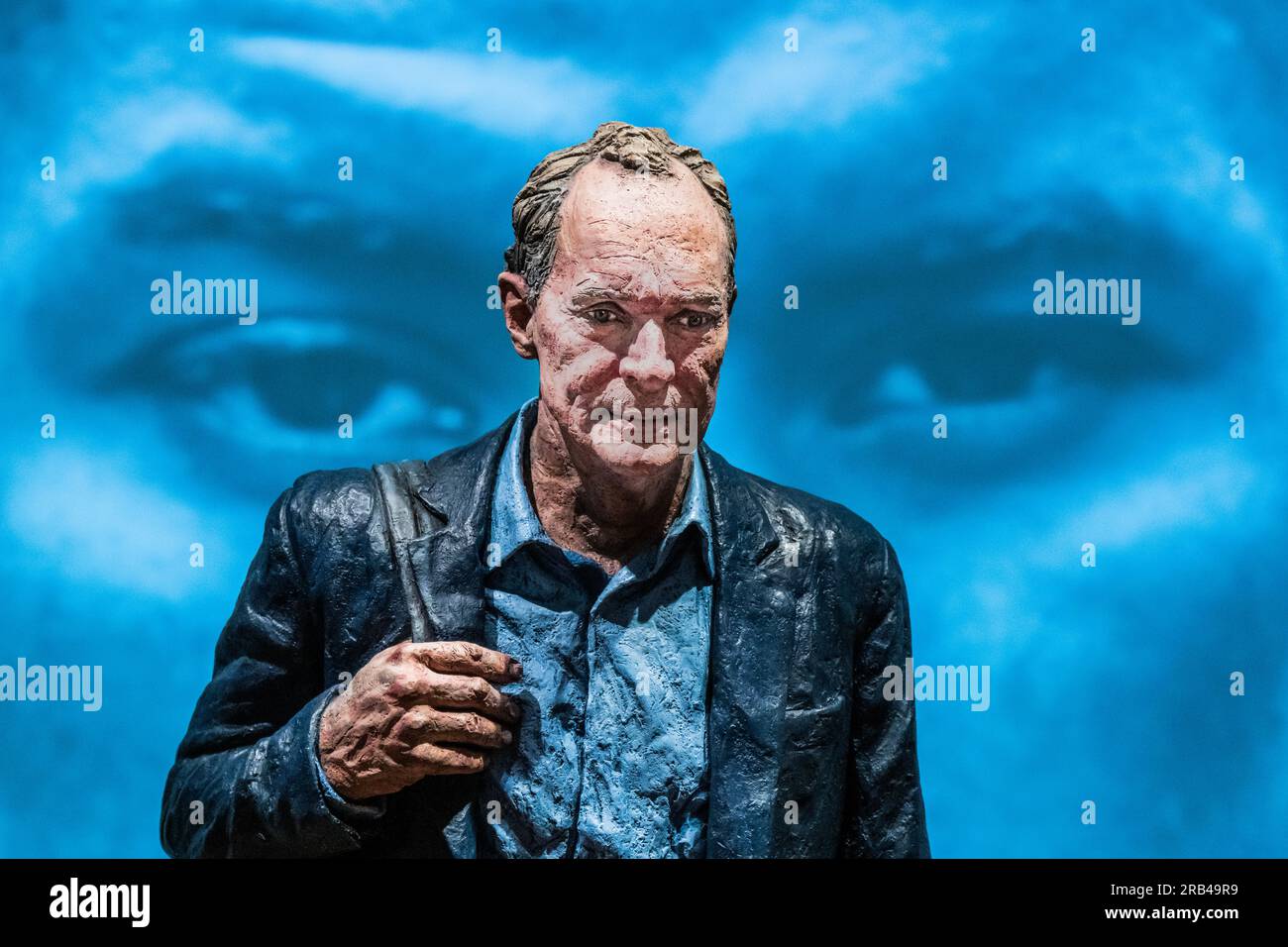 Londres, Royaume-Uni. 7 juillet 2023. Sir Tim Berners-Lee de Sean Henry avec projection de portrait de Marcus Rashford derrière - National Portrait Gallery a finalement rouvert après de nombreuses années de travaux de rénovation. Il n'a pas l'air radicalement différent, mais les œuvres ont été re-accrochées et il y a un nouvel espace dans certaines galeries étendues. Crédit : Guy Bell/Alamy Live News Banque D'Images