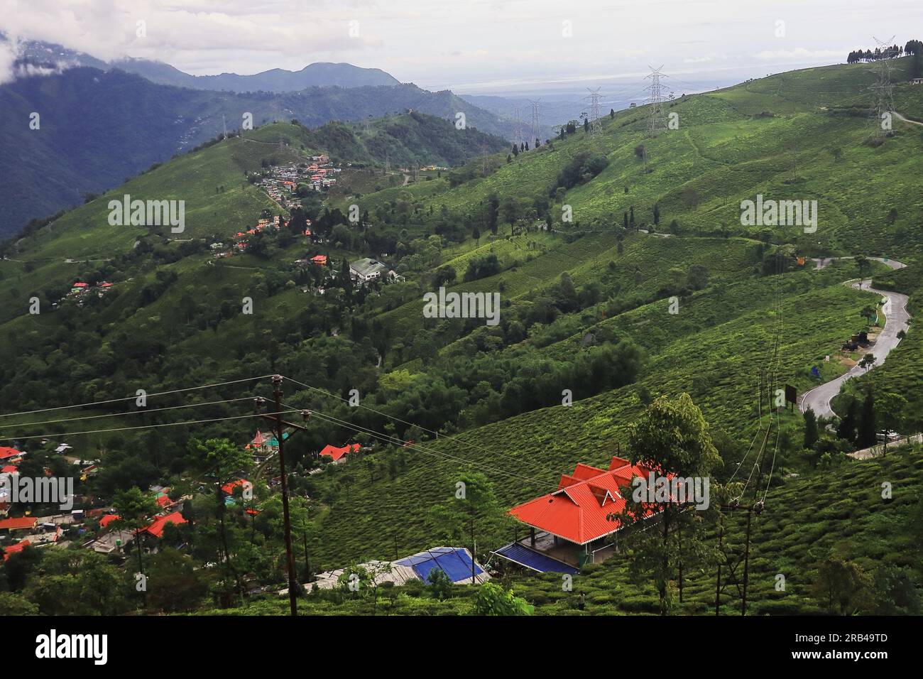 paysage montagneux pittoresque, vallée verdoyante et nuages de mousson portant la pluie au-dessus du ciel. vue panoramique sur les contreforts de l'himalaya, darjeeling, inde Banque D'Images