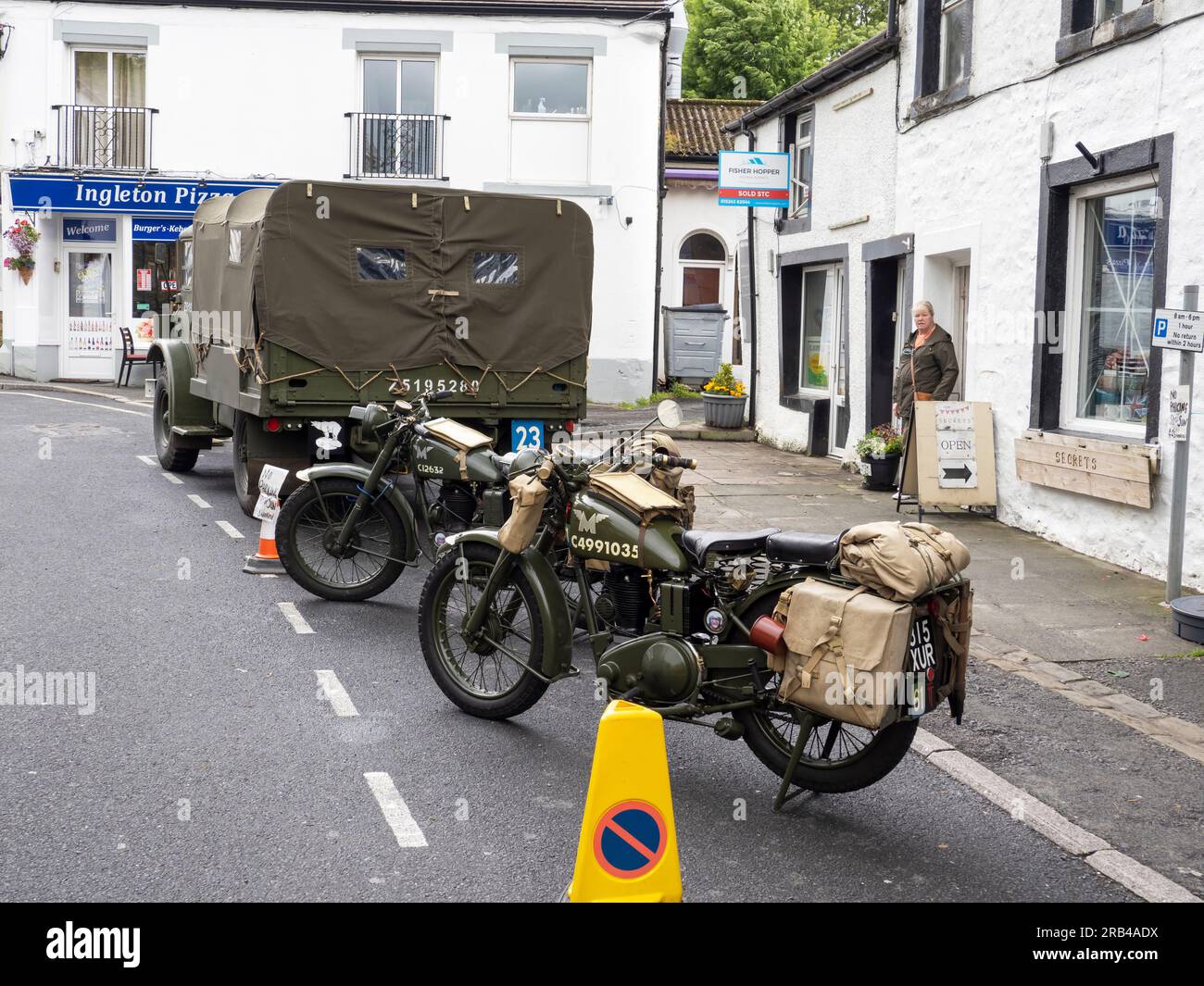 Des motos de l'armée et un camion Chevrolet CMP au week-end des années 1940 à Ingleton, Yorkshire Dales, Royaume-Uni. Banque D'Images