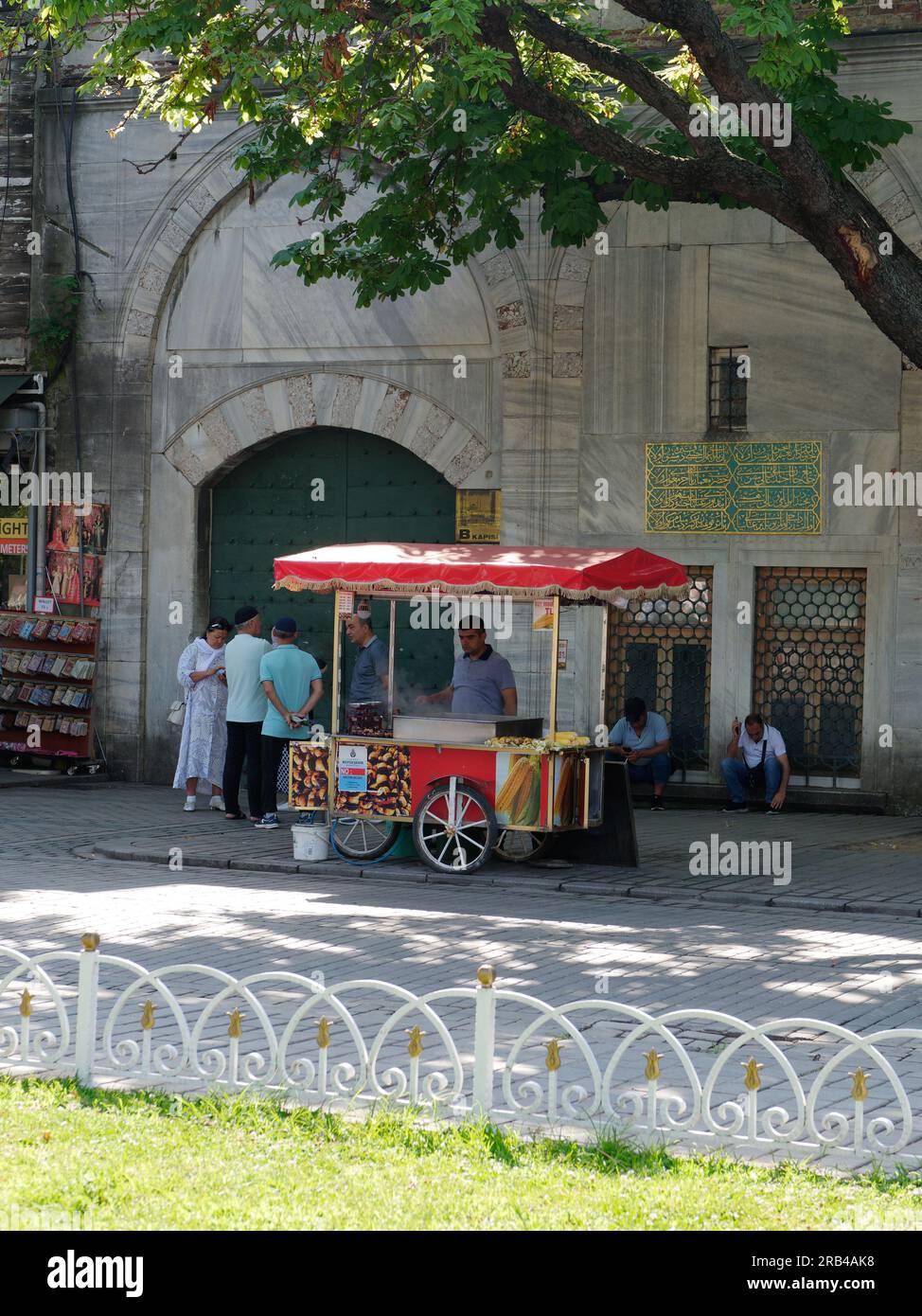 Man vend des châtnts et du maïs par le mur d'entrée de la mosquée Sultan Ahmed alias Mosquée Bleue, quartier Sultanahmet, Istanbul, Turquie Banque D'Images
