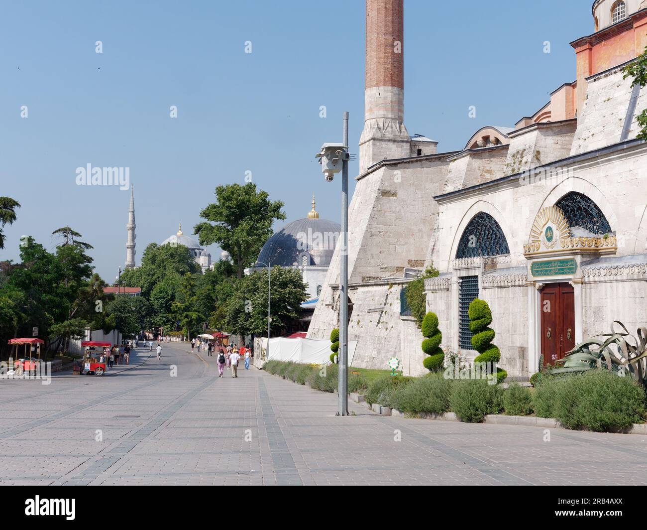Partie de la Mosquée Sainte-Sophie droite et le Sultanahmet Sqaure, y compris des charrettes rouges vendant des Simits aka bagels turcs, Istanbul, Turquie Banque D'Images