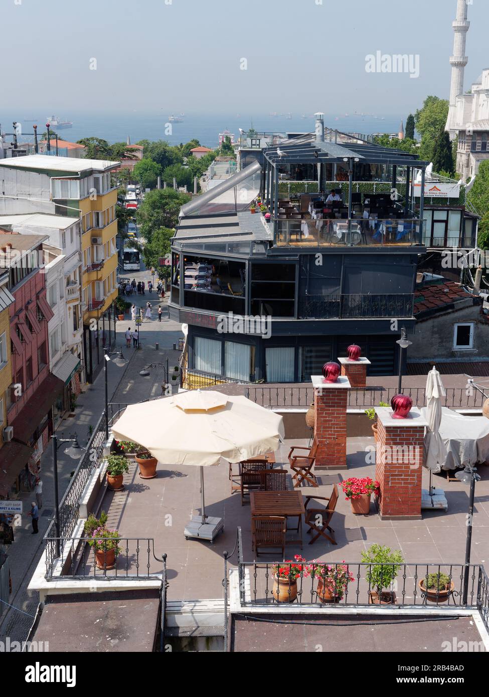 Vue depuis le restaurant Seven Hills sur les toits vers un restaurant à Istanbul avec une rue ci-dessous et la mer de Marmara derrière, Istanbul, Turquie Banque D'Images