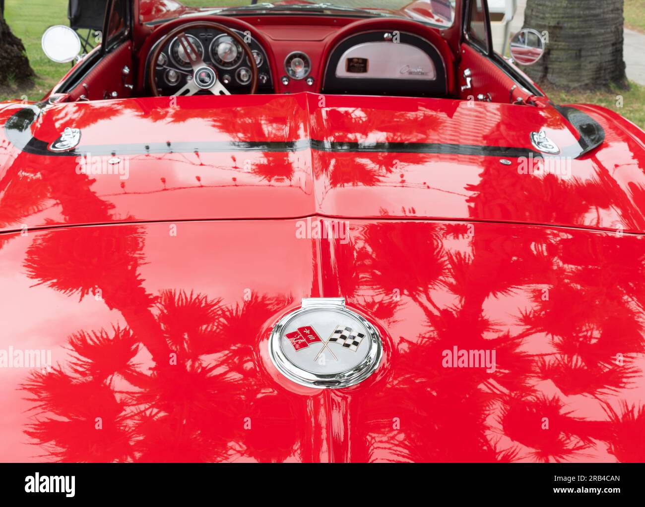 Rouge, modèle 1963 Chevrolet Corvette Stingray Cabriolet vu de l'arrière. Faible profondeur de champ avec seul le logo mis au point. Banque D'Images