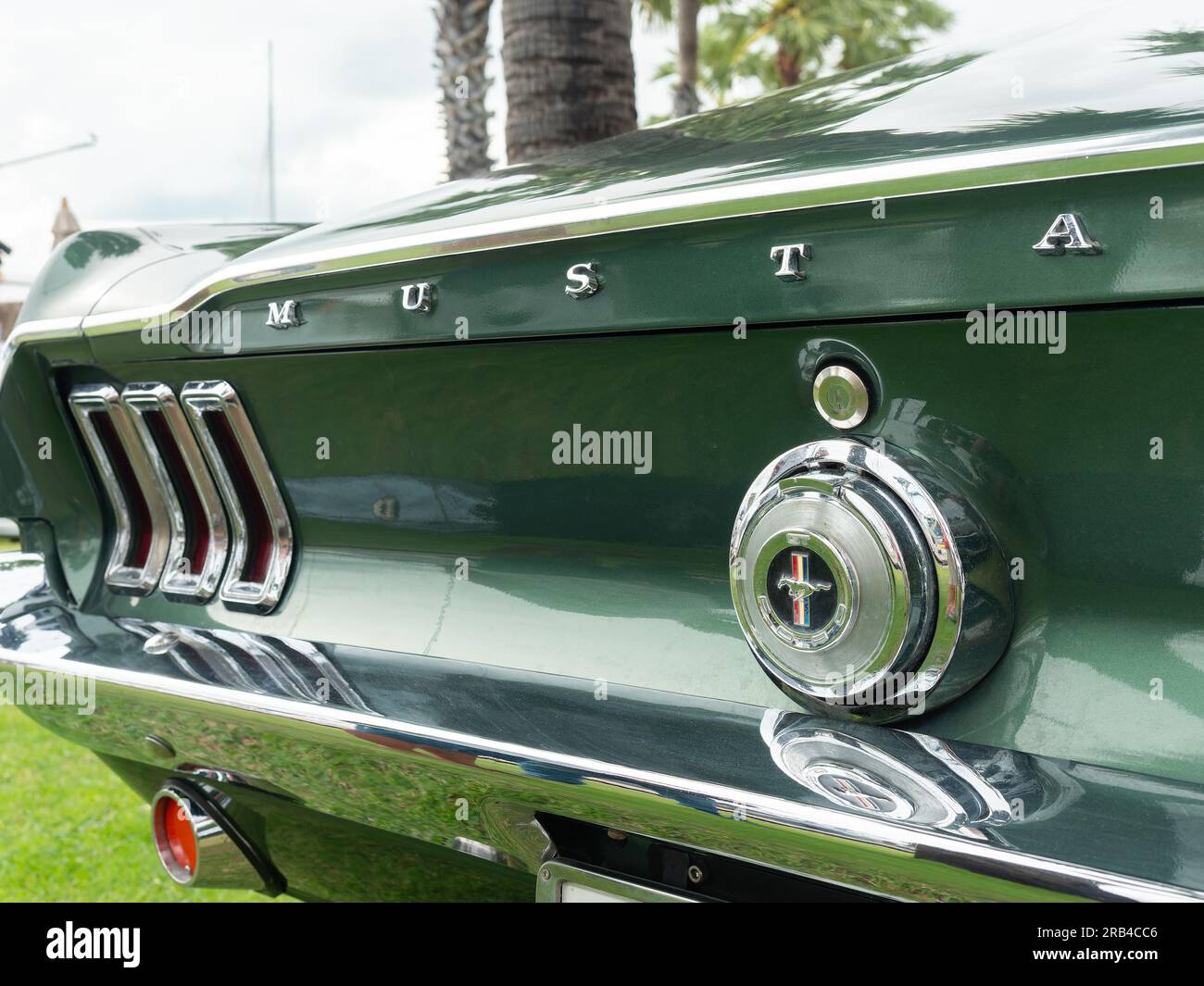 Détail arrière de la Ford Mustang Fastback classique de 1967, de la même couleur et du même modèle que celui piloté par Steve McQueen dans le film Bullit. Banque D'Images