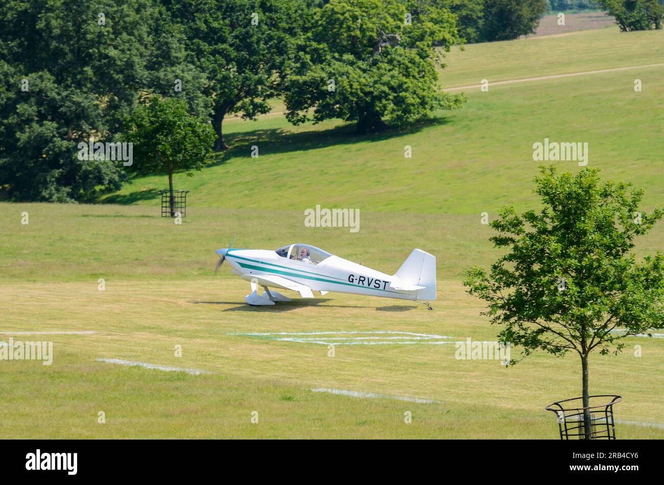 L'avion RV-6 de Van G-RVST au sol sur une piste d'atterrissage en herbe lors d'un événement Wings and Wheels dans la campagne à Heveningham Hall. Campagne dans le Suffolk Banque D'Images