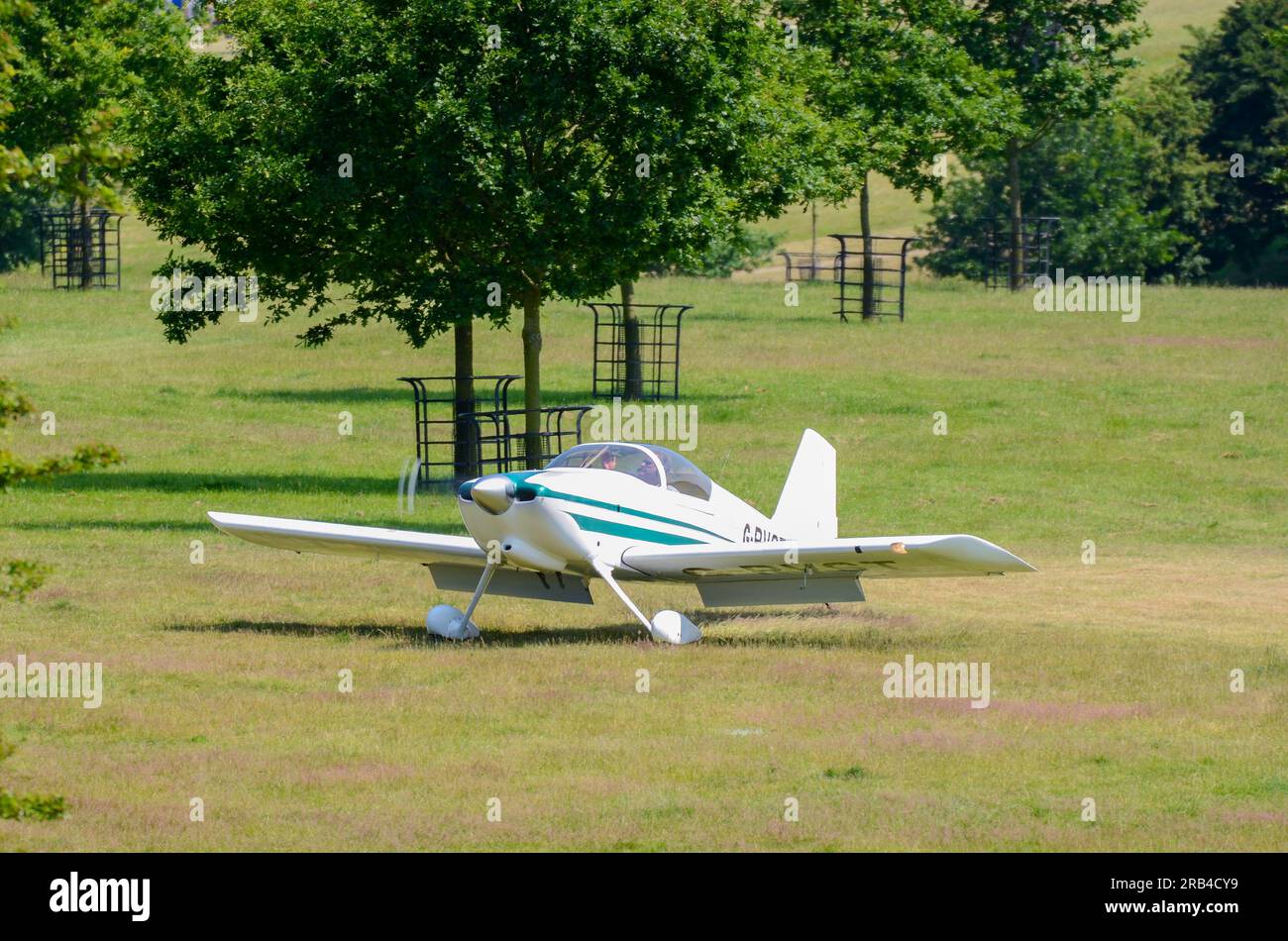 L'avion RV-6 de Van G-RVST au sol sur une piste d'atterrissage en herbe lors d'un événement Wings and Wheels dans la campagne à Heveningham Hall. Campagne dans le Suffolk Banque D'Images