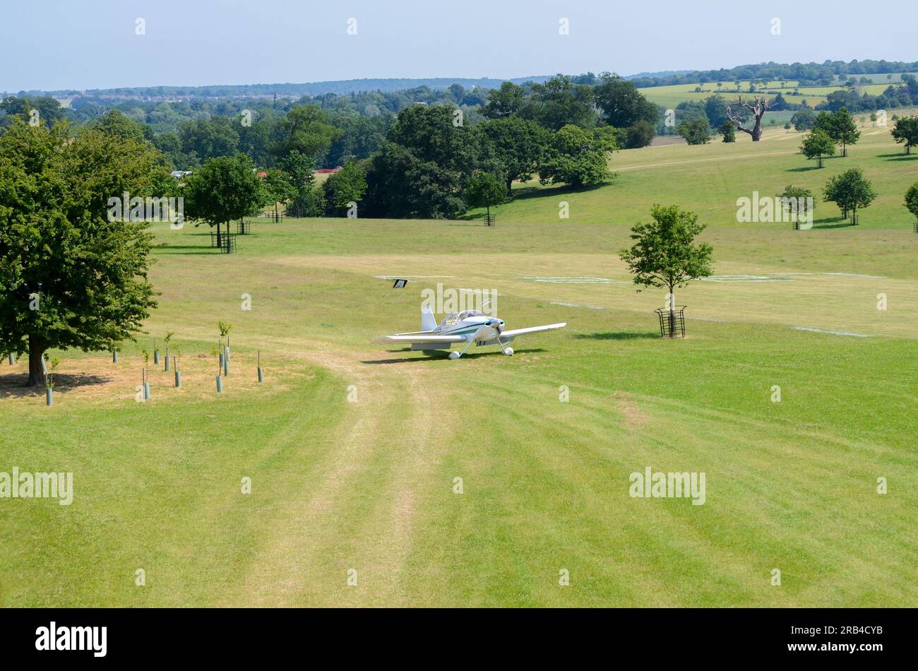 L'avion RV-6 de Van G-RVST au sol sur une piste d'atterrissage en herbe lors d'un événement Wings and Wheels dans la campagne à Heveningham Hall. Campagne dans le Suffolk Banque D'Images