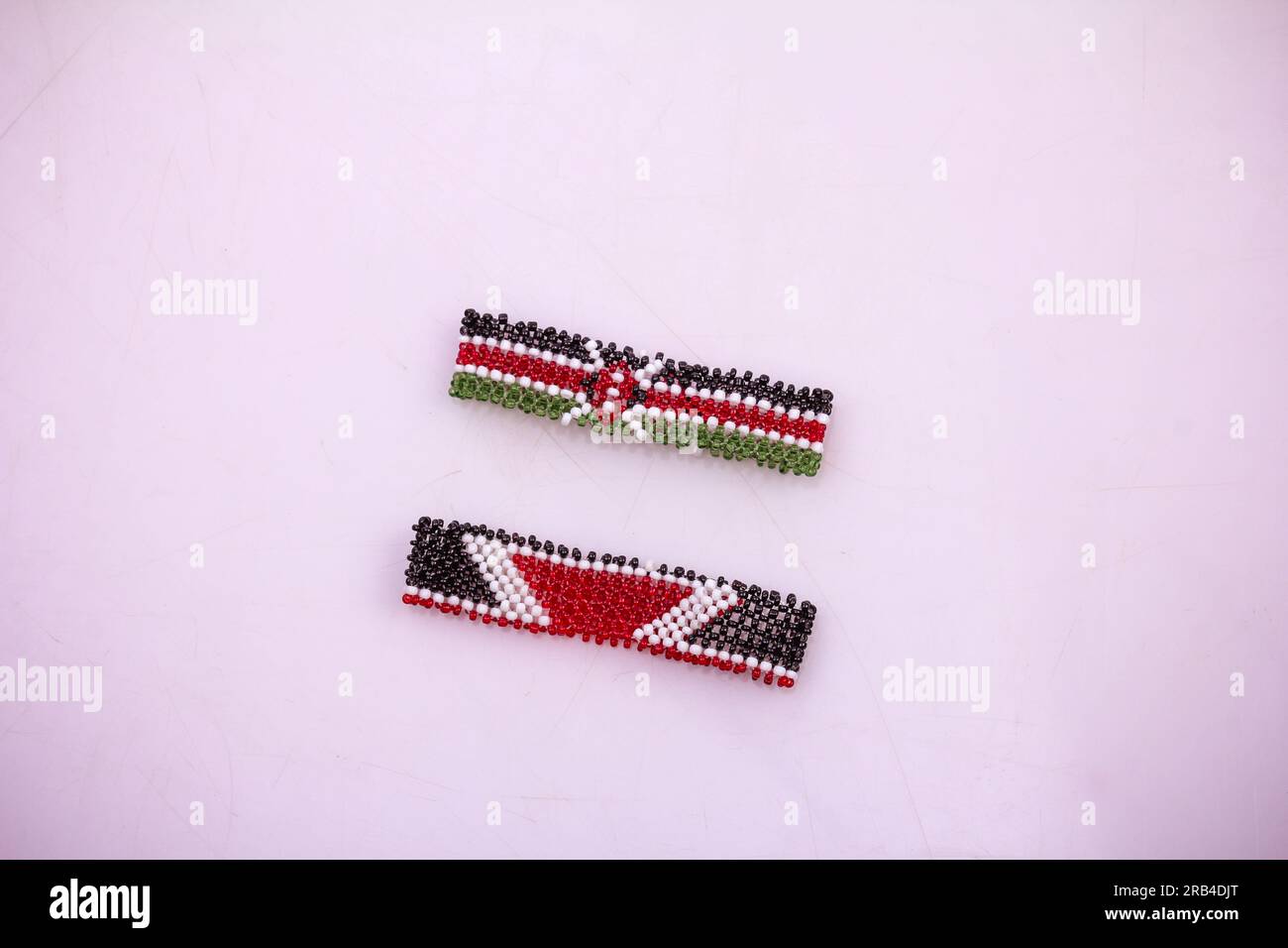 Couleurs du drapeau kenyan bracelets sur la table blanche Banque D'Images