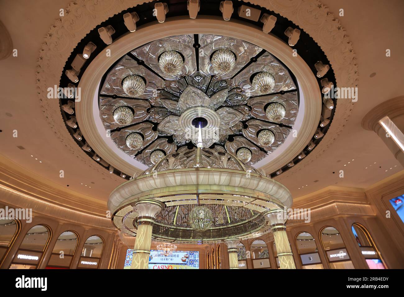 Macao, Chine juillet 2 2023 : Galaxy Macau lobby dans la bande de Cotai qui est l'un des célèbres Casino et hôtel. Banque D'Images