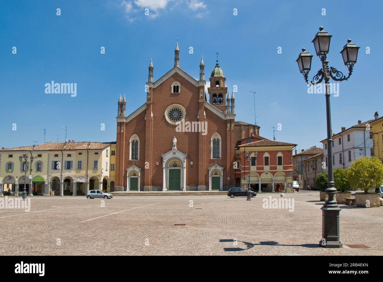 L'Italie, l'Emilie Romagne, Cortemaggiore, Patrioti Town Square, Santa Maria delle Grazie collegiate Banque D'Images