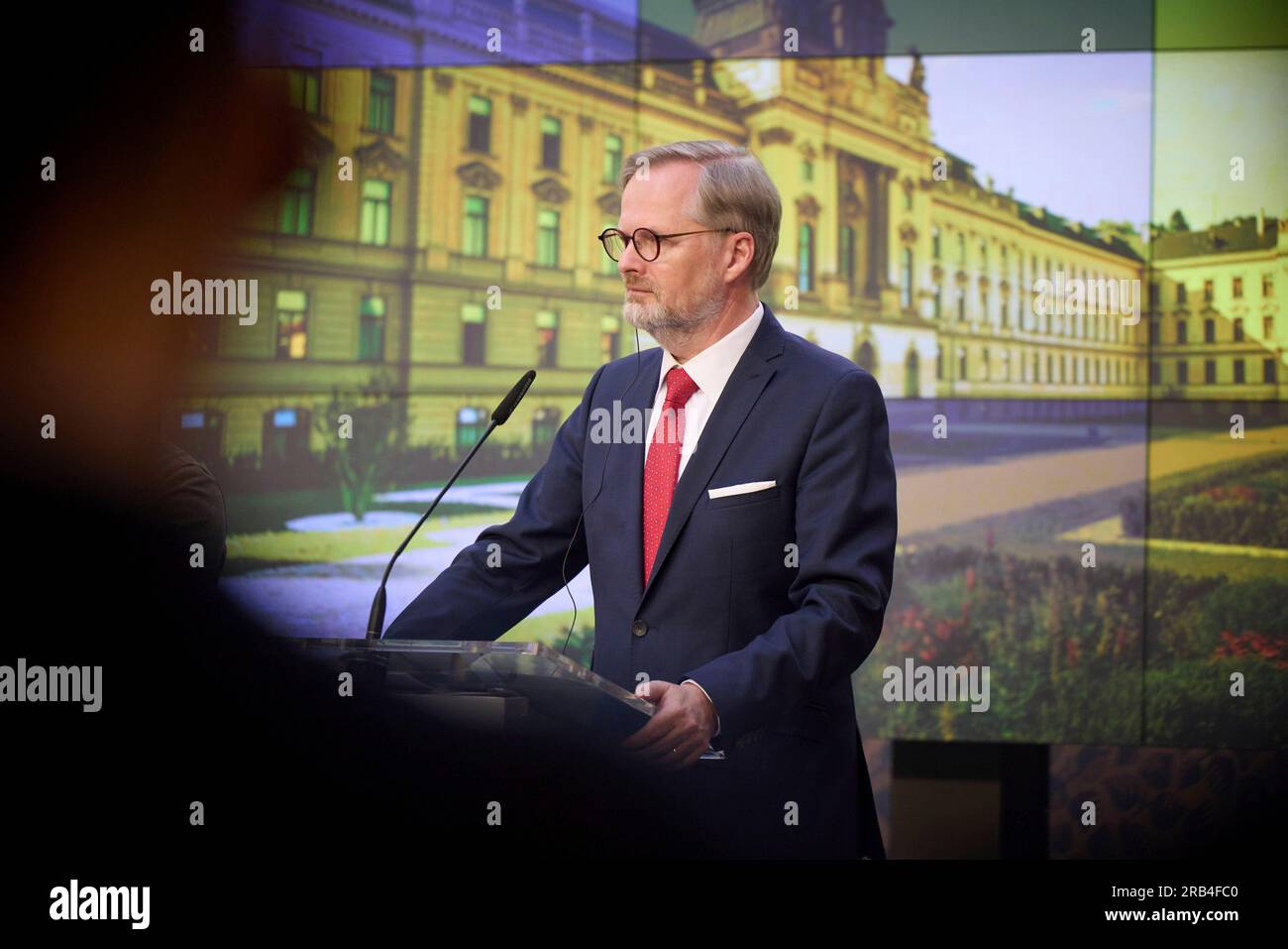 Prague, République tchèque. 07 juillet 2023. Le Premier ministre tchèque Petr Fiala écoute une question lors d’une conférence de presse conjointe avec le président ukrainien Volodymyr Zelenskyy à la suite de réunions bilatérales à l’Académie Straka, le 7 juillet 2023 à Prague, en République tchèque. Crédit : Présidence ukrainienne/Présidence ukrainienne/Alamy Live News Banque D'Images