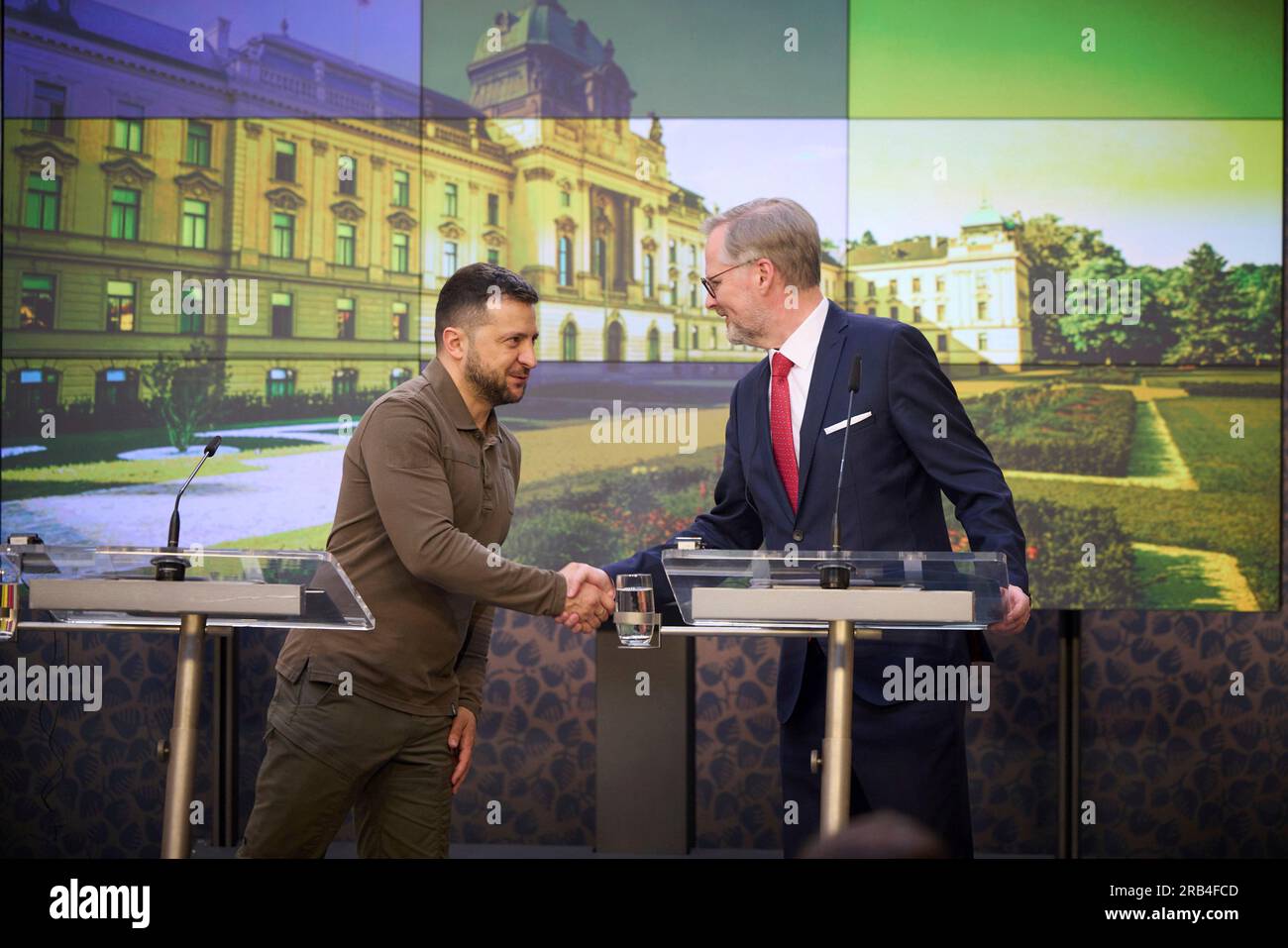 Prague, République tchèque. 07 juillet 2023. Le Premier ministre tchèque Petr Fiala, à droite, serre la main du président ukrainien Volodymyr Zelenskyy à la suite d’une conférence de presse conjointe à l’Académie Straka, le 7 juillet 2023 à Prague, en République tchèque. Crédit : Présidence ukrainienne/Présidence ukrainienne/Alamy Live News Banque D'Images