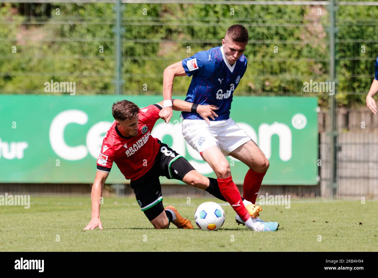 Kiel, Allemagne. 07 juillet 2023. Football : matchs tests, Holstein Kiel - Hanovre 96. Enzo Leopold (l) de Hanovre et Marko Ivezic de Kiel se battent pour le ballon. Crédit : Frank Molter/dpa/Alamy Live News Banque D'Images